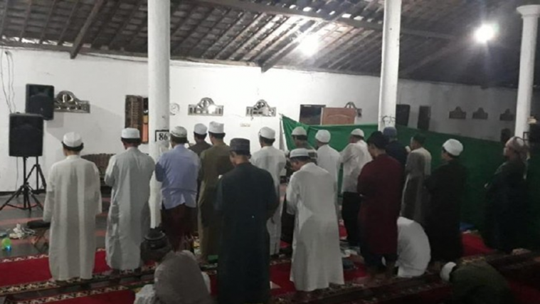 Salat Tarawih Terlama Selama 8 Jam, 30 Juz dalam Semalam!