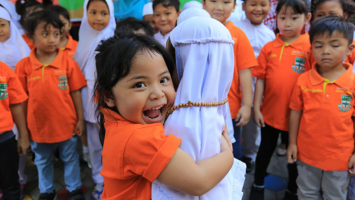 anak tk katolik peluk anak tk islam
