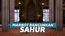 Marbot kocak saat bangunkan sahur