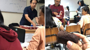 Dosen sedang berbagi takjil