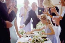 Seorang Pengantin Dikejutkan oleh Kelakuan Tamunya, yang Membawa Banyak Makanan dari Prasmanan untuk Dibawa Pulang