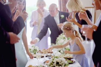 Seorang Pengantin Dikejutkan oleh Kelakuan Tamunya, yang Membawa Banyak Makanan dari Prasmanan untuk Dibawa Pulang
