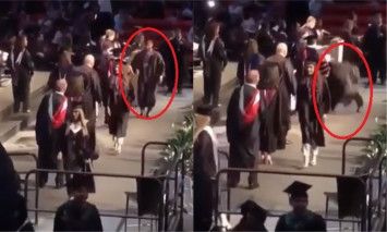 lakukan selebrasi saat wisuda