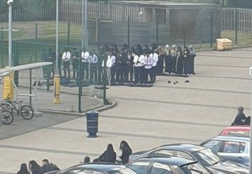 Sekolah Tak Fasilitasi Kegiatan Ibadah, Sekelompok Siswa Beragama Islam Ini Salat di Tempat Parkir