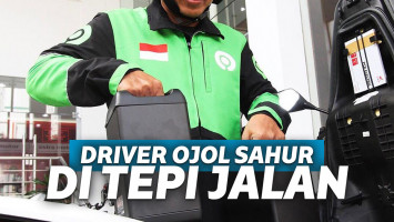 driver ojek online sahur di pinggir jalan