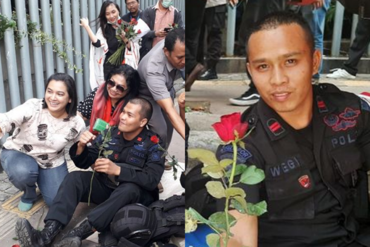 Polisi mendapat bunga