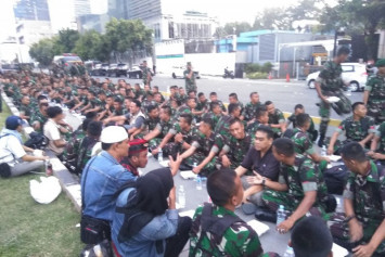 Anggota TNI berkumpul