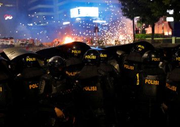 Berasa Tahun Baru! Massa 22 Mei Serang Pakai Petasan, Polisi Malah Sambut dengan Tepuk Tangan