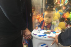 Bocah 3 Tahun Terjebak dalam Mesin Crane Game, Ibunya Ketawa