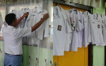 Seragam siswa dipajang