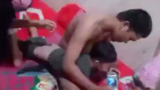 Kocak! Istri Suapi Suami Dengan Keripik Dari Bokong Anak