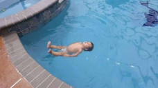 Bayi berenang di kolam renang