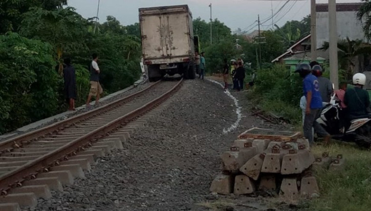 Truk di atas jalan kereta
