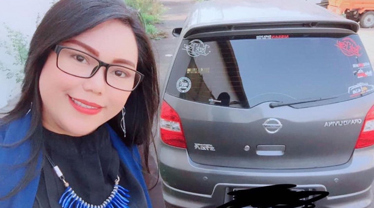 Wanita Ini Jual Mobil Ditambah Bonus Diri Sendiri, Jomblo Rapatkan Barisan