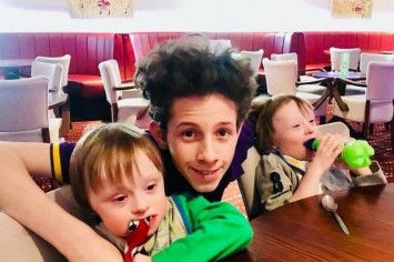 Harry dan dua saudara kembarnya, Arthur dan Alfie.