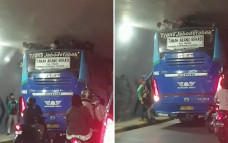 Terjebak di atap bus