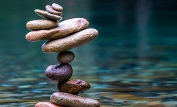 Seni Menumpuk Batu dengan Teknik "Rock Balancing"