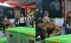 Kotak-kotak yang diduga barang bukti dari Prabowo Sandi