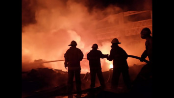 Aksi heroik tim damkar.