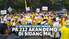 Massa lakukan demo di depan kawasan Mahkamah Konstitusi