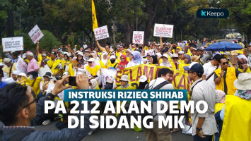 Massa lakukan demo di depan kawasan Mahkamah Konstitusi