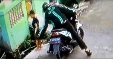 Video Viral! Tak Bisa Bayar Utang, Oknum Berjaket Ojol Rampas Ponsel Milik Anak Kecil
