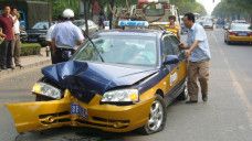 Sebuah Mobil Alami Kecelakaan sampai Rusak Pagar Pembatas, Pejalan Kaki yang Harus Bertanggung Jawab