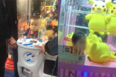 Bocah tersangkut dalam mesin pencapit boneka