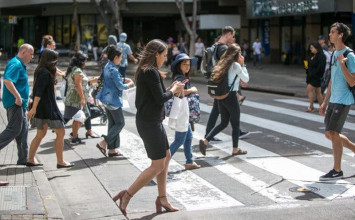 ilustrasi main ponsel di jalan