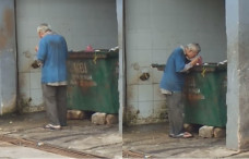 Miris! Seorang Pria Tua yang Kelaparan Mengais Makanan di Tempat Sampah