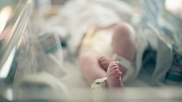 Sang istri merasa sedih karena malah melahirkan bayi milik pasangan lain