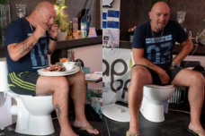 pria duduk di toilet