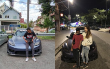 Berfoto depan mobil orang