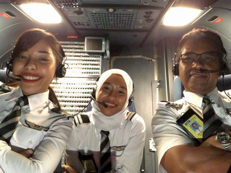 Ayah terbang bersama putrinya