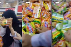 Meremukkan mie instan