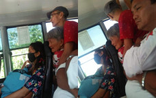 Pasangan lansia di bus