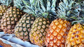 Berjualan nanas di pinggir jalan