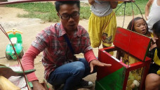 Aksi Bang Cipoy saat berjualan rujak keliling kampung