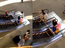 Dua gadis naik eskalator pertama kalinya