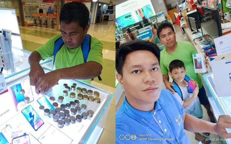 Ayah membelikan ponsel untuk anak
