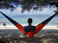 Berntai di Pantai ala orang Indonesia