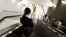 ILustrasi : Cewek di Eskalator