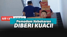 Petugas Membawa Banyak Kuaci