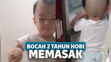 Bocah 2 Tahun Lagi Masak telur