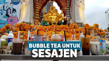 Bubble tea yang dipakai sebagai sesajian di Thailand