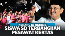 Kenang BJ Habibie, Siswa SD Ponorogo Terbangkan 1000 Pesawat Kertas