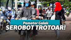 Pemotor lewat trotoar