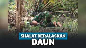 Shalat Beralaskan Daun Saat Tugas Padamkan Kebakaran Hutan, Personel TNI Ini Tuai Pujian