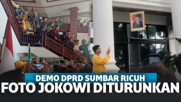 Demo Mahasiswa di Gedung DPRD Sumbar Ricuh, Foto Jokowi DIturunkan