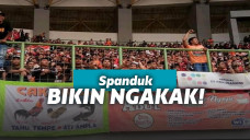 Spanduk lucu di pertandingan sepakbola